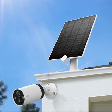 Close-up of the Tapo A200 solar panel showcasing its 360-degree adjustable wall mount bracket for optimal sunlight exposure.